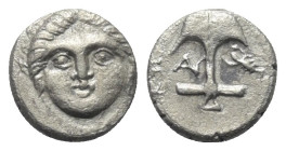 Thrakien. Apollonia Pontika.

 Diobol (Silber). Ca. 4. Jhdt. v. Chr.
Vs: Kopf des Apollon mit Lorbeerkranz en face.
Rs: Anker; im Feld links A und...
