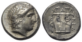 Makedonien. Chalkidischer Bund.

 Tetradrachme (Silber). 357 v. Chr. Olynthos.
Vs: Kopf des Apollon mit Lorbeerkranz rechts.
Rs: Kithara, darunter...