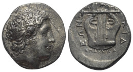 Makedonien. Chalkidischer Bund.

 Tetradrachme (Silber). 351 v. Chr. Olynthos.
Vs: Kopf des Apollon mit Lorbeerkranz rechts.
Rs: Kithara, darunter...