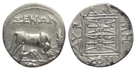 Illyrien. Dyrrhachion.

 Drachme (Silber). Ca. 275 - 48 v. Chr.
Vs: Kuh mit Kalb nach rechts stehend, darüber die zwei Piloi der Dioskuren über Mag...