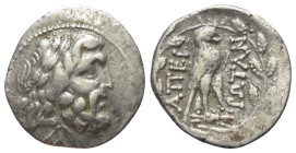 Epiros. Koinon der Epiroten.

 Drachme (Silber). Ca. 232 - 168 v. Chr.
Vs: Kopf des dodonäischen Zeus mit Eichenlaubkranz rechts; unter dem Hals Mo...
