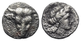 Phokis. Phokischer Bund.

 Hemidrachme (Silber). Ca. 351 - 347 v. Chr.
Vs: Stierkopf en face.
Rs: Kopf des Apollon mit Lorbeerkranz rechts, dahint...