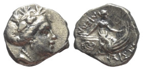 Euböa. Histiaia.

 Tetrobol (Silber). Ca. 3. - 2. Jhdt. v. Chr.
Vs: Kopf der Nymphe Histiaia mit Kranz aus Weinlaub und Reben rechts.
Rs: Die Nymp...