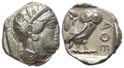 Attika. Athen.

 Tetradrachme (Silber). Ca. 454 - 404 v. Chr.
Vs: Kopf der Athena mit ölzweiggeschmücktem attischem Helm, Ohranhänger und Halskette...