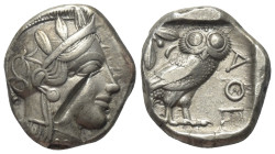 Attika. Athen.

 Tetradrachme (Silber). Ca. 454 - 404 v. Chr.
Vs: Kopf der Athena mit ölzweiggeschmücktem attischem Helm, Ohranhänger und Halskette...