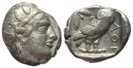 Attika. Athen.

 Tetradrachme (Silber). Ca. 454 - 404 v. Chr.
Vs: Kopf der Athena mit ölzweiggeschmücktem attischem Helm, Ohranhänger und Halskette...