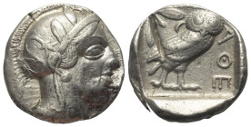 Attika. Athen.

 Tetradrachme (Silber). Ca. 454 - 404 v. Chr.
Vs: Kopf der Athena mit ölzweiggeschmücktem attischem Helm, Ohranhänger und Halskette...