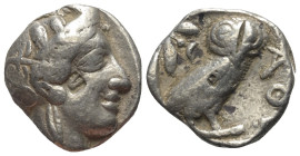 Attika. Athen.

 Tetradrachme (Silber). Ca. 454 - 404 v. Chr.
Vs: Kopf der Athena mit ölzweiggeschmücktem attischem Helm, Ohranhänger und Halskette...