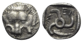 Dynasten von Lykien. Mithrapata (um 380 v. Chr.).

 1/6 Stater (Diobol, Silber). Unbestimmte Münzstätte.
Vs: Löwenfell von vorn.
Rs: Triskeles; im...