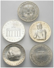 Deutschland - Lots.


Deutsche Demokratische Republik.

Lot (5 Stück, Silber/versilbert): 20 Mark 1999 bzw. 10 Mark 1970, 1971, 1985 und 1988.
...