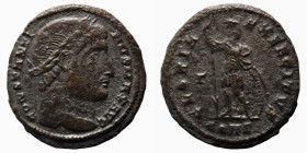 Constantinus I. (306-337 AD). Æ Follis. (19mm, 2,21g) Constantinople. Obv: CONSTANTINVS MAX AVG. laureate bust of Constantinus I. right. Rev: GLORIA E...