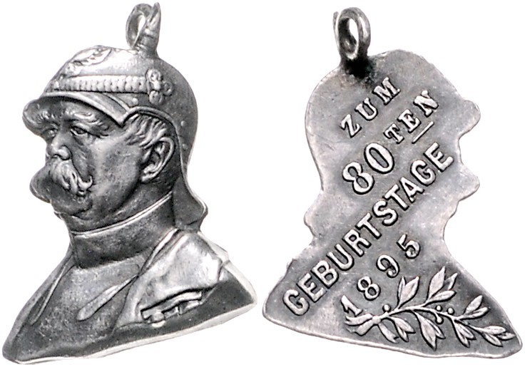 Sammlung Otto v. Bismarck Silberanhänger 1895 Bismarckkopf mit hinter der Helmsp...