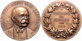 - Allgemeine Medaillen Bronzemedaille o.J. (v. M.&W.) a. Graf Zeppelin Durch Muth und Ausdauer zum Sieg" Kai. 323.1. "
50,5mm 54,8g st