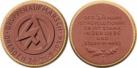 - Allgemeine Medaillen Porzellanmedaille 1934 braun (der Porz.Manufaktur Meissen) mit Goldrand. a.d. SA-Gruppenaufmarsch in Dresden, Rs. Der SA Mann i...