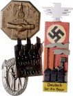 - Allgemeine Medaillen Lot von 4 Stücken: 3 Metallabzeichen Deutsch die Saar" o.J., 1934 u. 1935 und Holzabzeichen "Deutsch ist die Saar" (Rs: Seiffen...