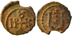 Maurice Tiberius, 582-602. Pentanummium (bronze, 1.11 g, 15 mm), Theoupolis (Antioch). Monogram 15 of Maurice Tiberius. Rev. Large Ч; above, cross. DO...