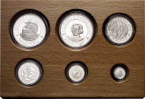 1989. Juan Carlos I. 100, 200, 500, 1000, 2000 y 5000 pesetas. V Centenario. Serie I. En estuche oficial, con certificado. Cápsulas rotas en los valor...