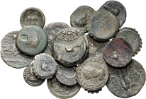 Lote de 18 bronces antiguos, la mayoría griegos, cuatro con contramarcas, todos distintos. A examinar. BC/MBC+.