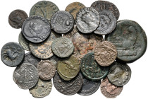Lote de 24 bronces del Bajo Imperio distintos, se incluye un AE 20 de Filipo III de Macedonia, un as de la República romana, un sestercio de Gordiano ...