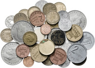 Lote de 36 monedas, la mayoría españolas. Incluye pruebas de euros de Mungía completas y errores. A examinar. BC/S/C.