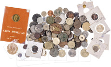 Lote de 163 piezas en su mayoría españolas. De diferentes valores y épocas distintas, principalmente en cobre. Incluye 3 medallas. A examinar. MC/S/C....