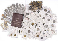 Lote de 602 monedas, desde el Centenario hasta Juan Carlos I, y una carterita incompleta de 1975. Total 607 monedas. A examinar. BC/S/C.