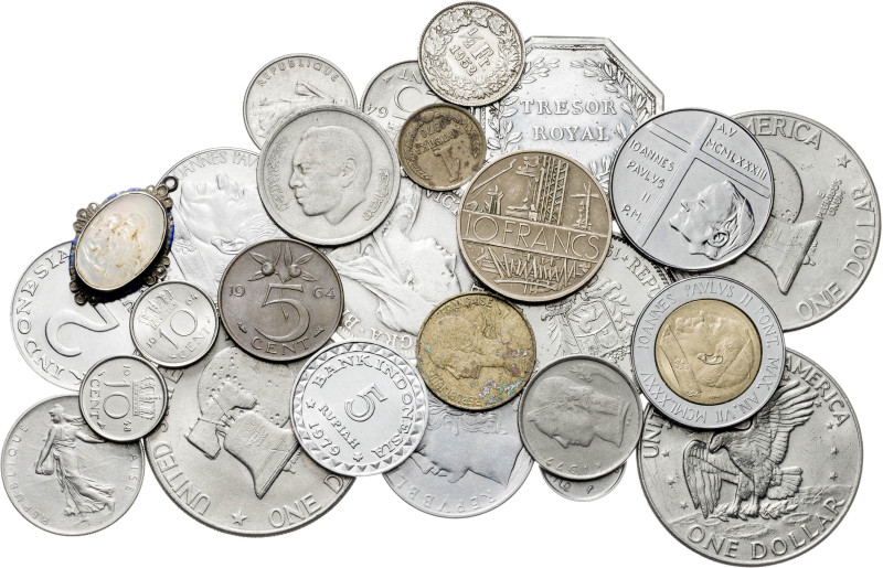 Lote de 25 monedas y medallas de diversos países, tres en plata. A examinar. BC/...