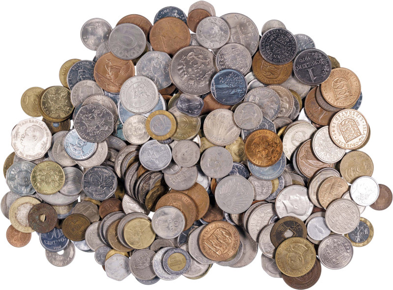Lote de 342 monedas de diversos países, la gran mayoría modernas, en varios meta...