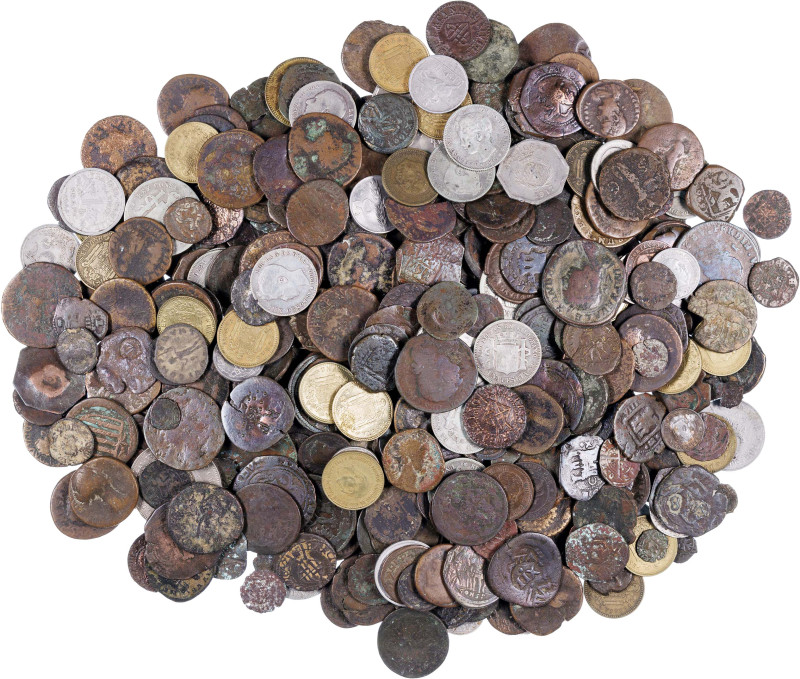Lote de 550 monedas aproximadamente, muy variadas. A examinar. MC/S/C.