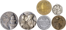 Lote de 6 medallas de temática distinta, se incluye una medalla/Almanaque de 1887 con los datos astronómicos y festividades litúrgicas y civiles. A ex...