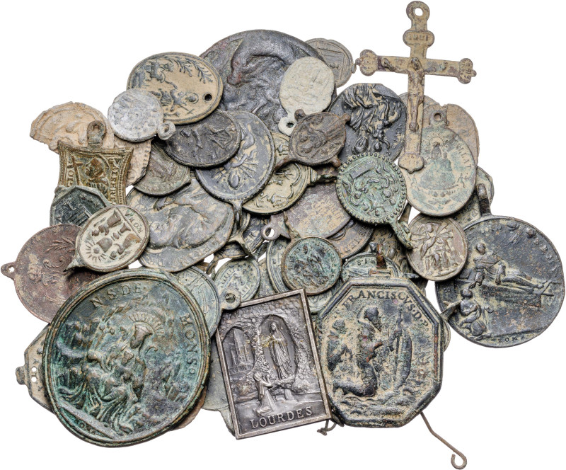 Lote de 50 medallas religiosas. A examinar. MBC-/MBC+.