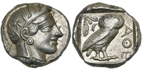 ATTIQUE, ATHENES, AR tétradrachme, vers 450-400 av. J.-C. D/ T. casquée d'Athéna à d., le casque orné d'un fleuron et de trois feuilles d'olivier. R/ ...