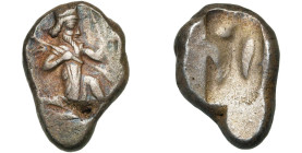 ROYAUME ACHEMENIDE, AR sicle, 485-470 av. J.-C. Série IIIb, groupe A. D/ Le roi agenouillé à d. sur une ligne de sol, ten. une lance et un arc, un car...