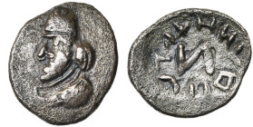 ROYAUME PERSE, Vahsir (1er s. av. J.-C.), AR hémidrachme. D/ B. à g., coiffé d'une tiare. R/ Signe N inversé entouré d'une légende circulaire. Alram -...