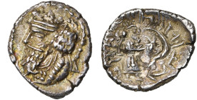 ROYAUME PERSE, Nambed (milieu du 1er s.), fils d'Ardaxshir, AR hémidrachme. D/ B. tourelé à g. R/ Le roi deb. à d. devant une étoile et un croissant. ...