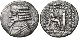 ROYAUME PARTHE, Phraates IV (38-2), AR tétradrachme, janvier 24 av. J.-C., Séleucie. D/ B. diad., dr. à g. R/ Le roi trônant à d., recevant une palme ...