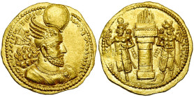 ROYAUME SASSANIDE, Bahram II (276-293), AV dinar. D/ B. dr. à d., coiffé de la couronne ailée avec korymbos. Entre les bandelettes et la couronne, deu...