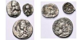 ROYAUME PERSE, lot de 3 fractions: Vadfradad, hémidrachme, R/ B. à g. (revers presque effacé); Manchir II, obole, R/ B. à g.; Manchir III, hémidrachme...
