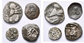 ROYAUME PERSE, lot de 4 p.: Pakor Ier, drachme, R/ B. à g.; obole, R/ B. à g.; Pakor II, obole, R/ Triskèle. Alram 592, 594 et 598. Vendu avec une imi...