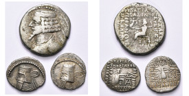 ROYAUME PARTHE, lot de 3 p.: Tiridates, tétradrachme, Séleucie (date illisible, B); Artaban II, drachme, Ecbatane (2). Sellwood 55/3-6, 63/6 et 63/8....