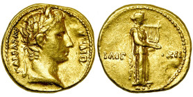 AUGUSTE (-27-14), AV aureus, 11-10 av. J.-C., Lyon. D/ AVGVSTVS DIVI·F T. l. à d. R/ Apollon citharède deb. à d., ten. sa lyre et le plectrum. De part...
