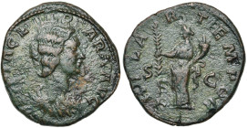 DIDIA CLARA, fille de Didius Julianus, AE sesterce, 193, Rome. D/ DIDIA· CLA-RA· AVG B. dr. à d. R/ HILA-R- TEMPOR/ S-C Hilaritas deb. à g., ten. une ...