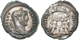 DIOCLETIEN (284-305), AR argenteus, 295-297, Rome. D/ DIOCLETI-ANVS AVG T. l. à d. R/ VIRTVS- MILITVM/ A Les tétrarques sacrifiant sur un autel devant...