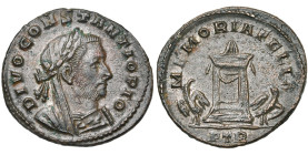 CONSTANCE CHLORE divinisé, AE follis, 307-308, Trèves. Frappé sous Maxence. D/ DIVO CONSTANTIO PIO B. l., voilé, dr. à d. R/ MEMORIA FELIX/ PTR Autel ...