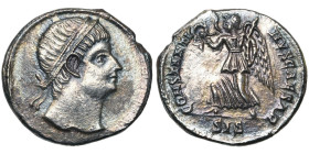 CONSTANTIN II César (317-337), AR silique, 336-337, Siscia. D/ T. diad. à d. R/ CONSTANTI-NVS CAESAR/ SIS Victoire marchant à g., ten. une couronne et...