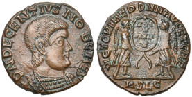 DECENCE (351-353), AE demi-maiorina, 351-353, Lyon. D/ DN DECENTIVS NOB CAES B. cuir. à d. R/ VICTORIAE DD NN AVG ET CAE/ RSLG Deux Victoires ten. ent...