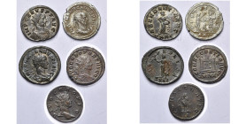 CARUS (282-283), lot de 5 antoniniens: R/ Abundantia, L'empereur et Jupiter, Spes (avec traces d'argenture et argenté); divinisé, R/ Autel, Aigle.

...