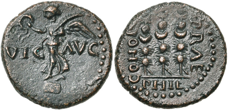 MACEDOINE, PHILIPPI, AE bronze, vers 50. D/ VIC - AVG La Victoire deb. à g. sur ...