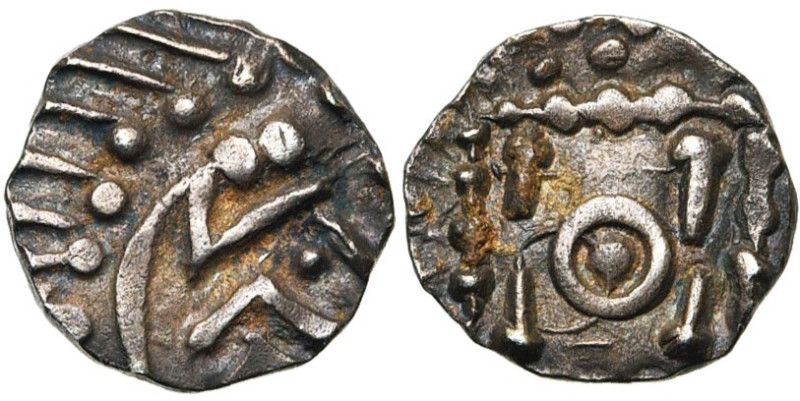 FRISE, AR sceat, vers 695-740. Série E. Type G. D/ T. dégénérée à d., contenant ...