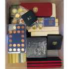 lot de nombreux sets et écrins, dont: Barbades, proof set 1973; Benelux, écrin de 3 p. en AR 1994; Canada, dollar 1979; Etats-Unis, proof set 1976 (2)...